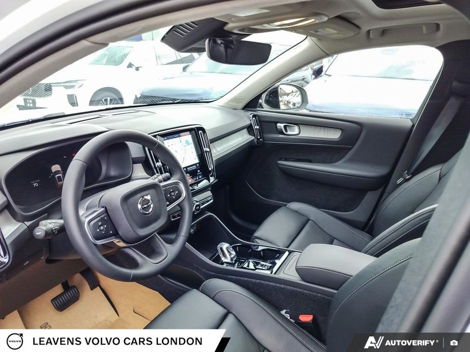 2026 Volvo XC40 PLUS DARK THEME-12