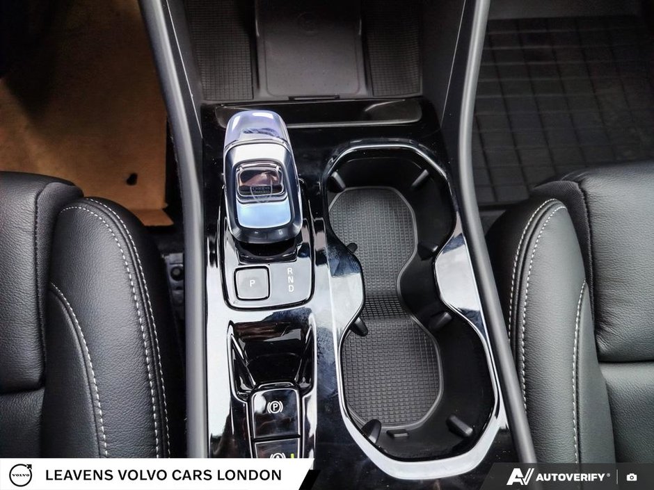 2026 Volvo XC40 PLUS DARK THEME-17