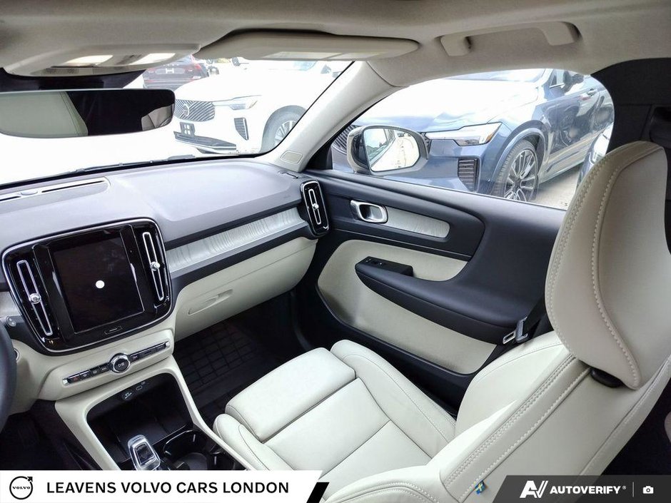 2026 Volvo XC40 PLUS DARK THEME-24