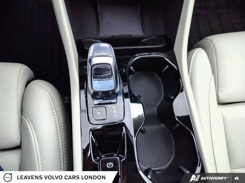 2026 Volvo XC40 PLUS DARK THEME-17