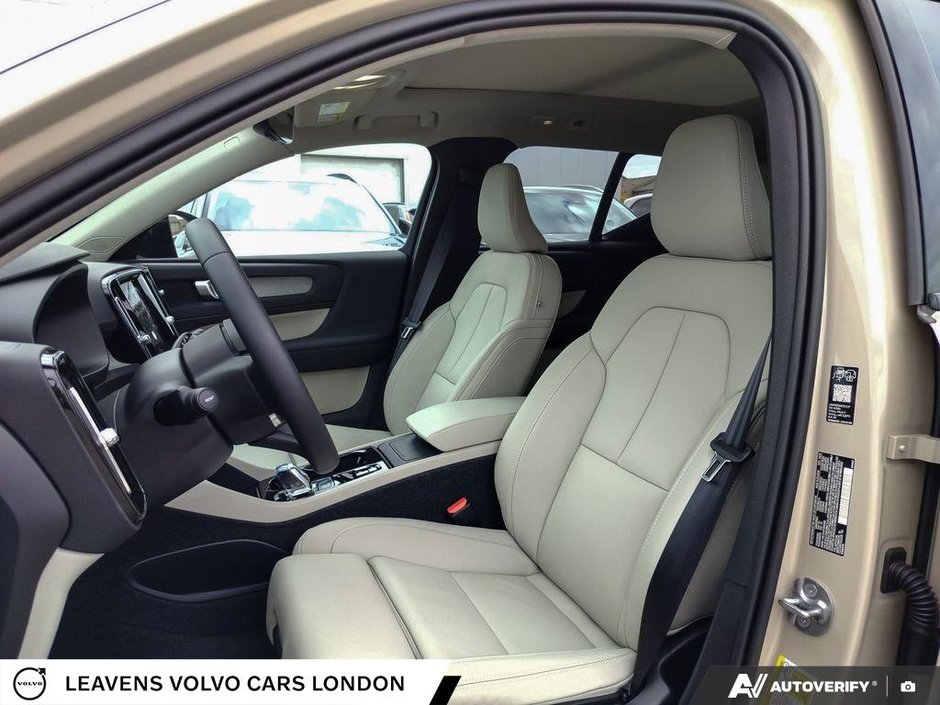 2026 Volvo XC40 PLUS DARK THEME-25