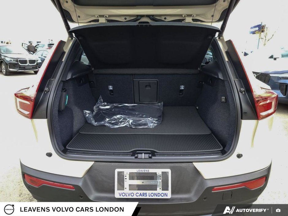 2026 Volvo XC40 PLUS DARK THEME-11