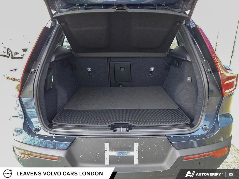 2026 Volvo XC40 ULTRA BLACK EDITION-10