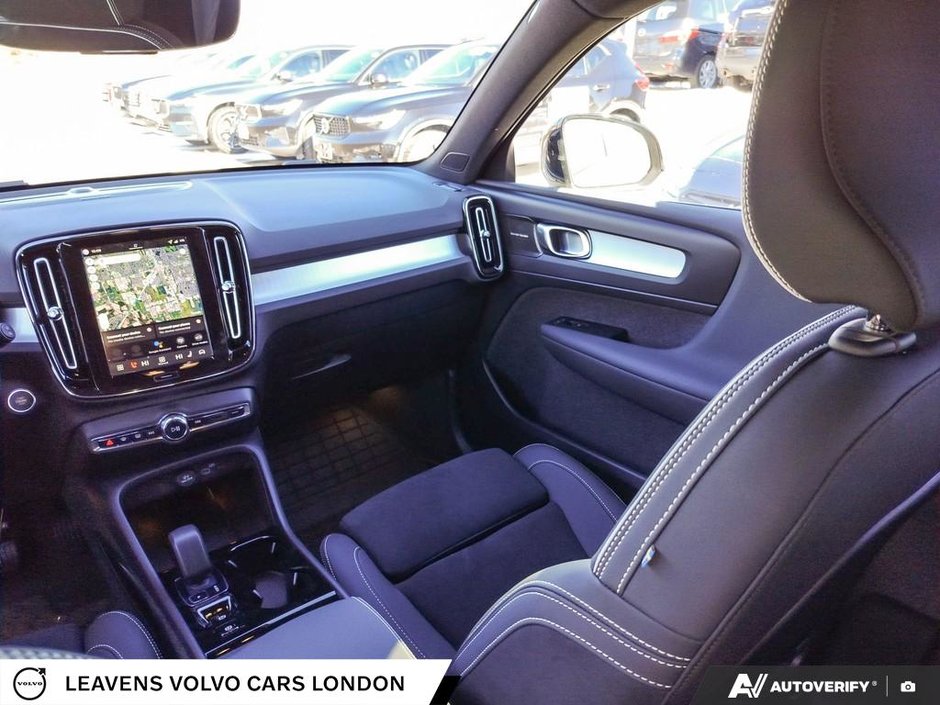 2026 Volvo XC40 ULTRA BLACK EDITION-24