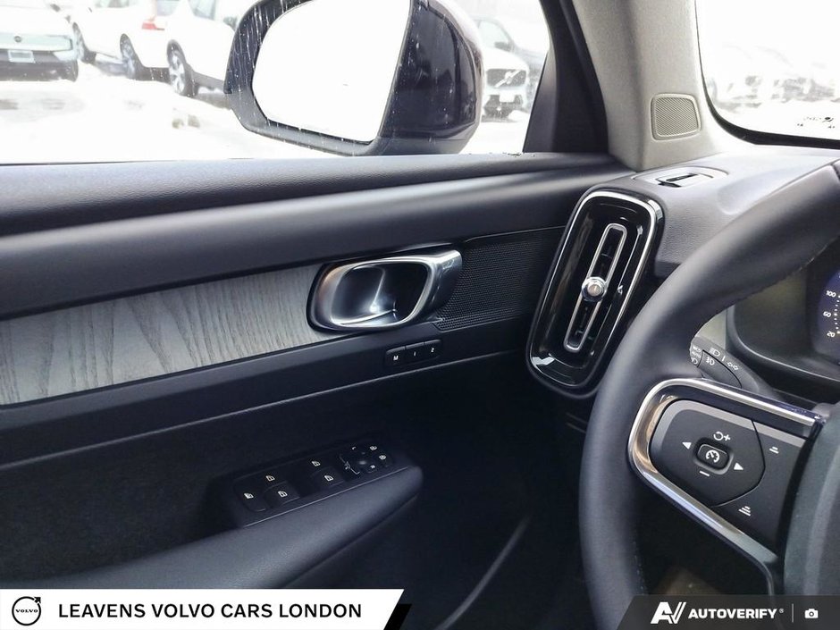 2026 Volvo XC40 PLUS DARK THEME-16