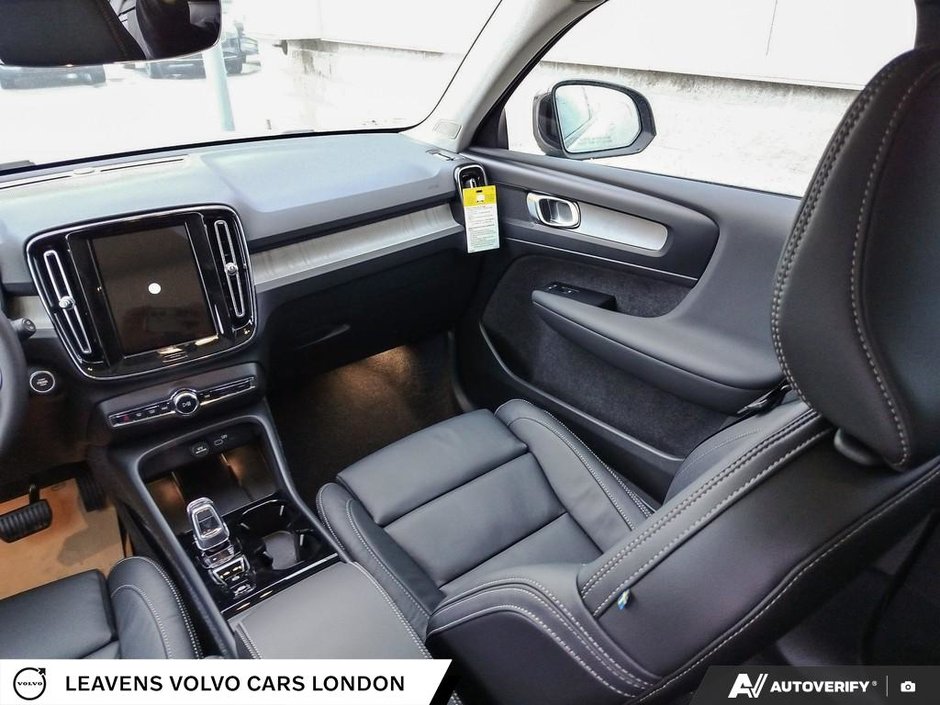 2026 Volvo XC40 PLUS DARK THEME-24