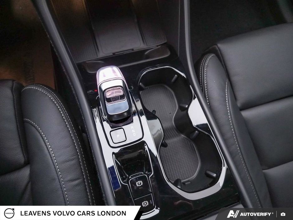 2026 Volvo XC40 PLUS DARK THEME-17