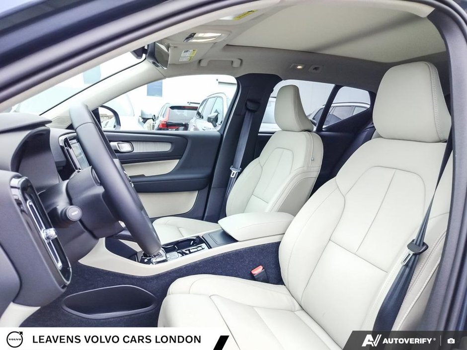 2026 Volvo XC40 PLUS DARK THEME-25