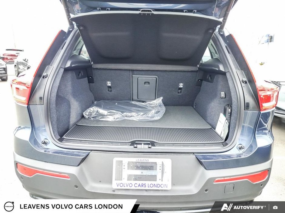 2026 Volvo XC40 PLUS DARK THEME-11