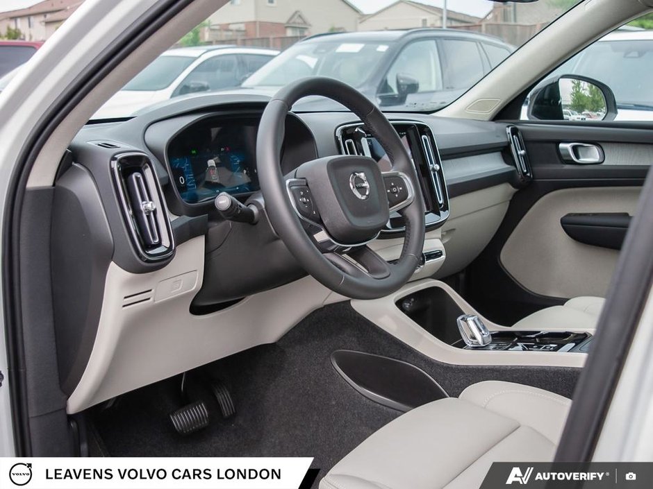 2026 Volvo XC40 PLUS DARK THEME-12