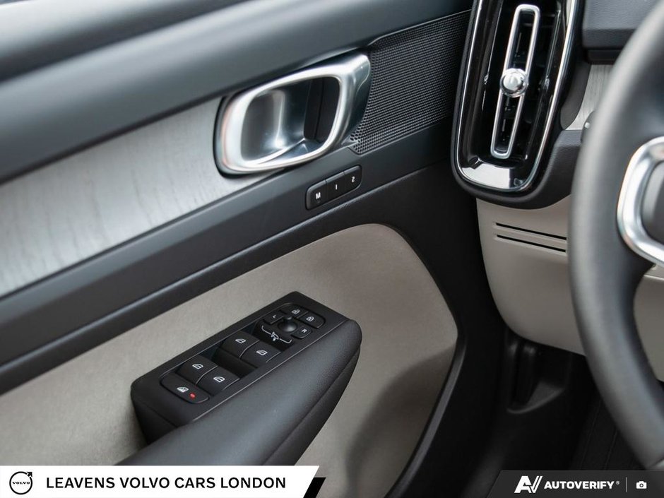 2026 Volvo XC40 PLUS DARK THEME-16