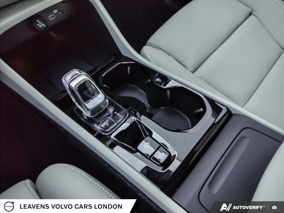 2026 Volvo XC40 PLUS DARK THEME-17