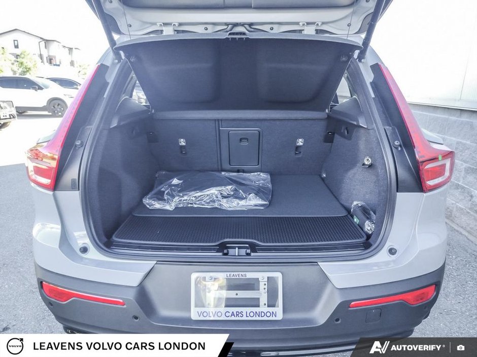 2026 Volvo XC40 PLUS DARK THEME-11