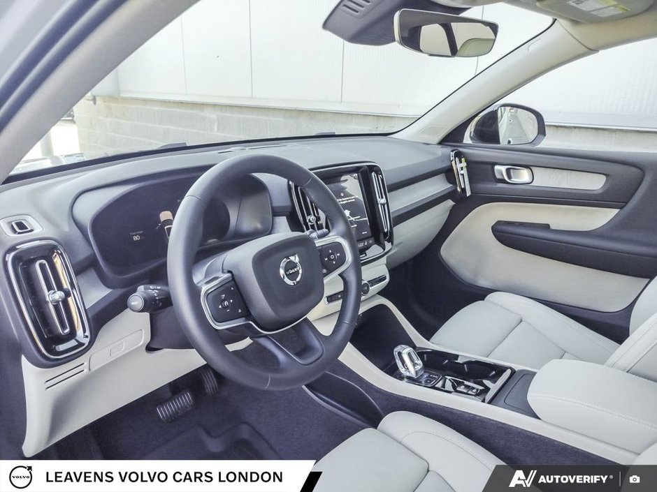 2026 Volvo XC40 PLUS DARK THEME-12