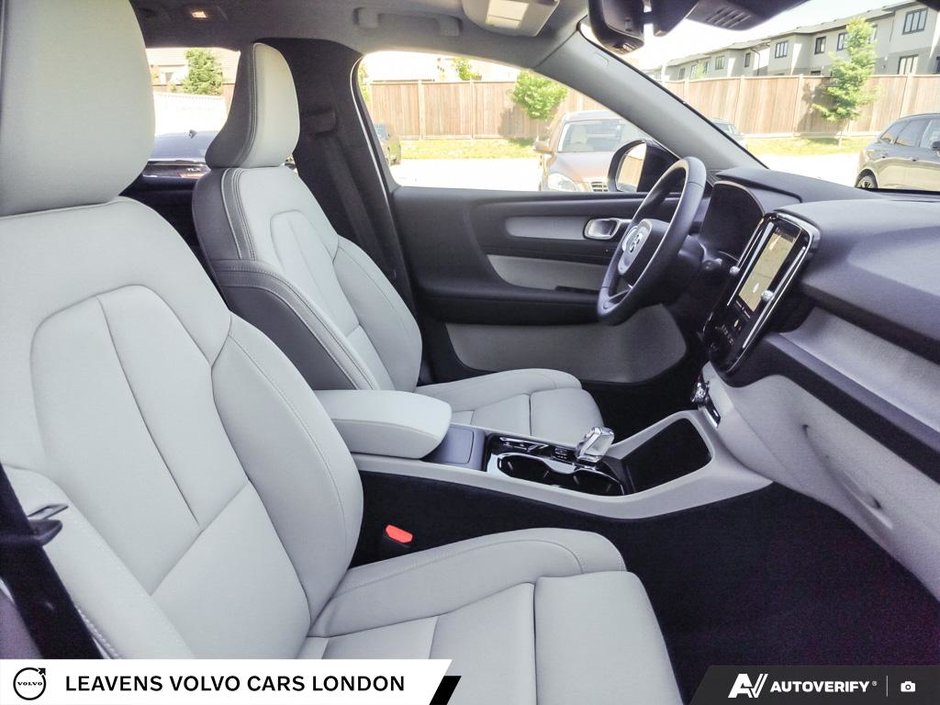 2026 Volvo XC40 PLUS DARK THEME-21