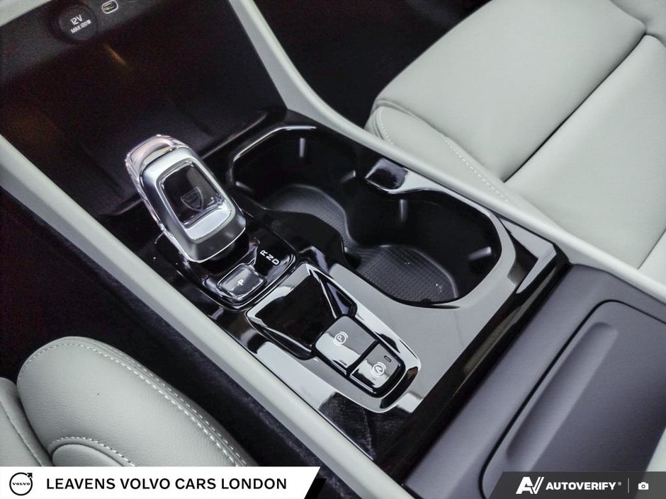 2026 Volvo XC40 PLUS DARK THEME-17