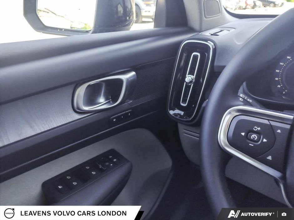 2026 Volvo XC40 PLUS DARK THEME-16