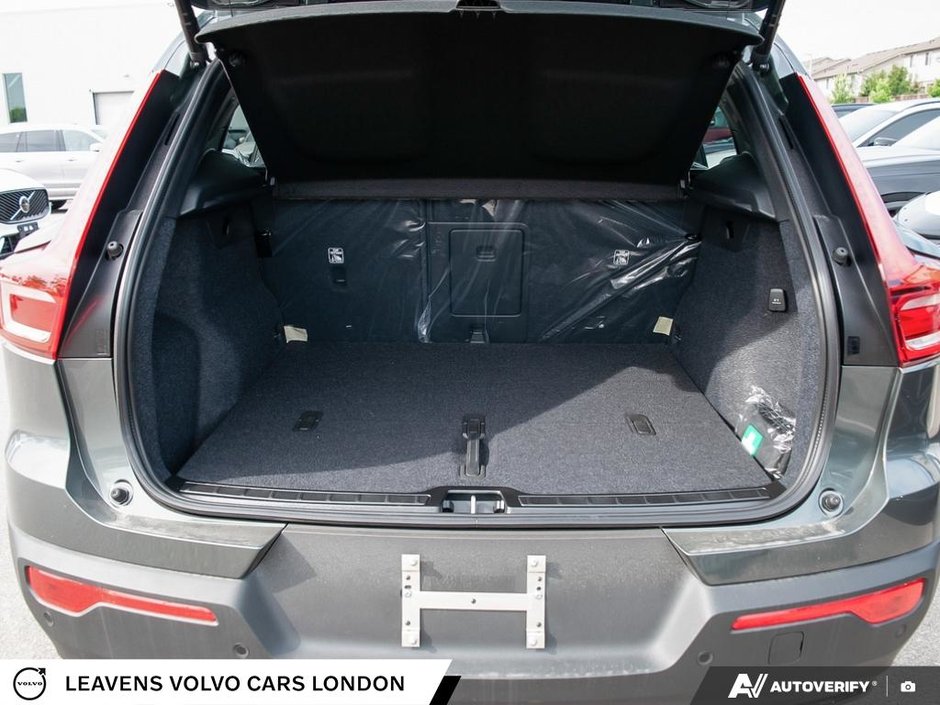 2026 Volvo XC40 ULTRA DARK THEME-10