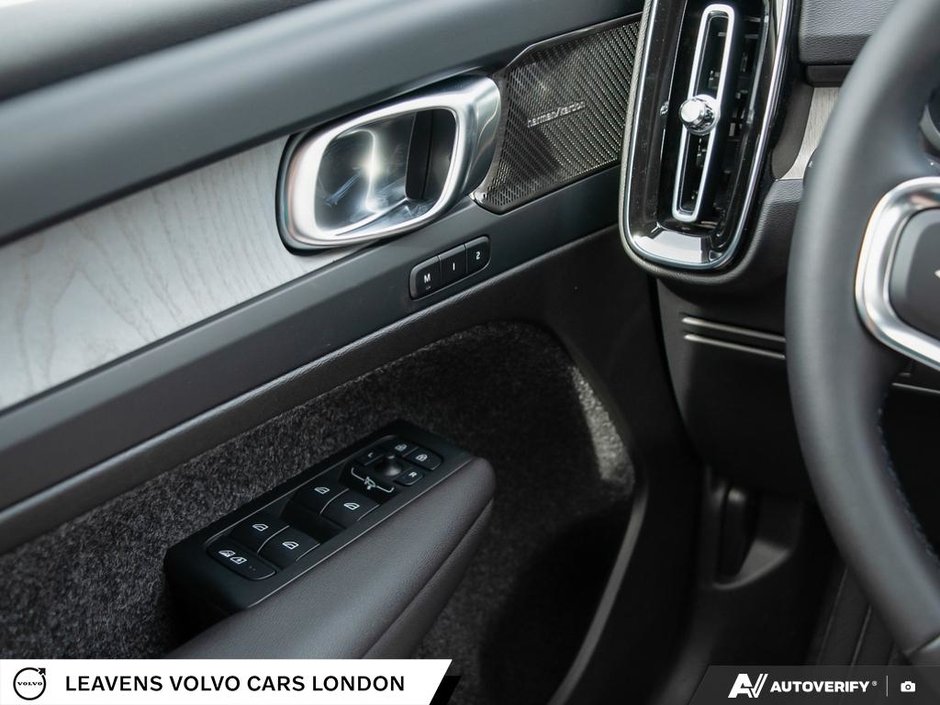 2026 Volvo XC40 ULTRA DARK THEME-16