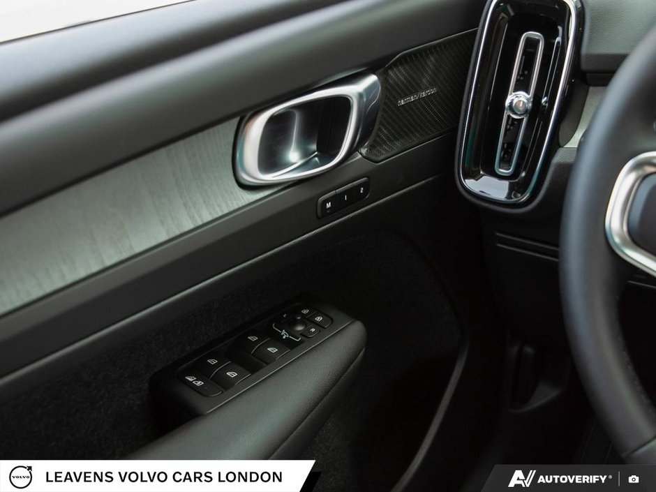 2026 Volvo XC40 ULTRA DARK THEME-16