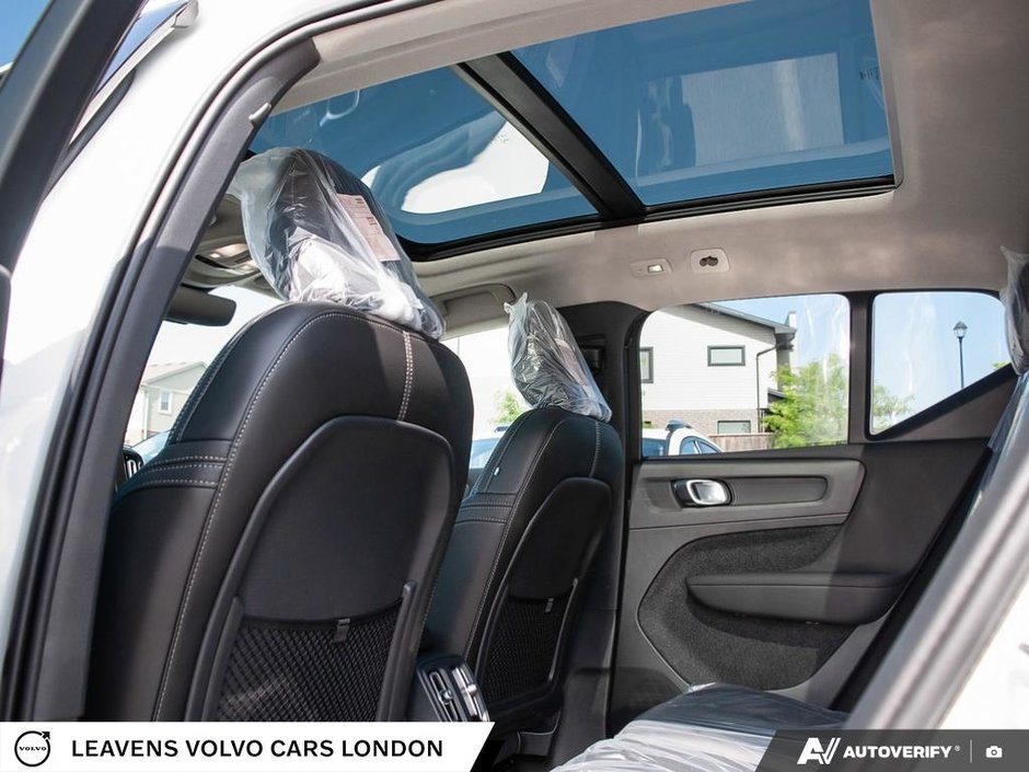 2026 Volvo XC40 ULTRA DARK THEME-23