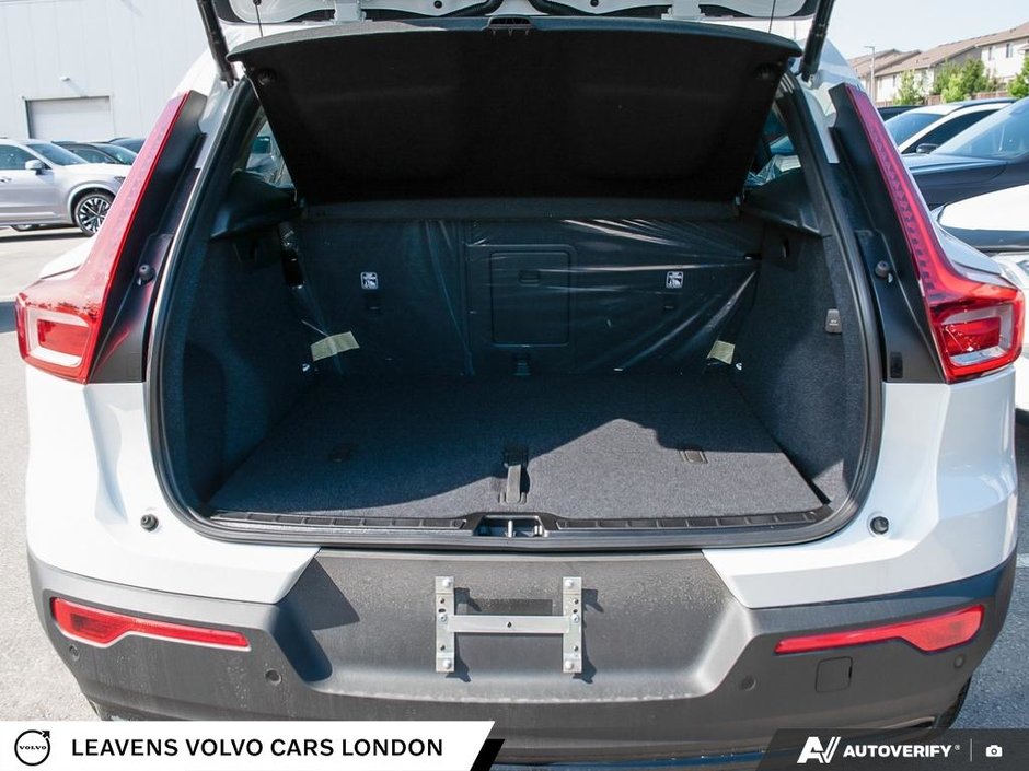 2026 Volvo XC40 ULTRA DARK THEME-10
