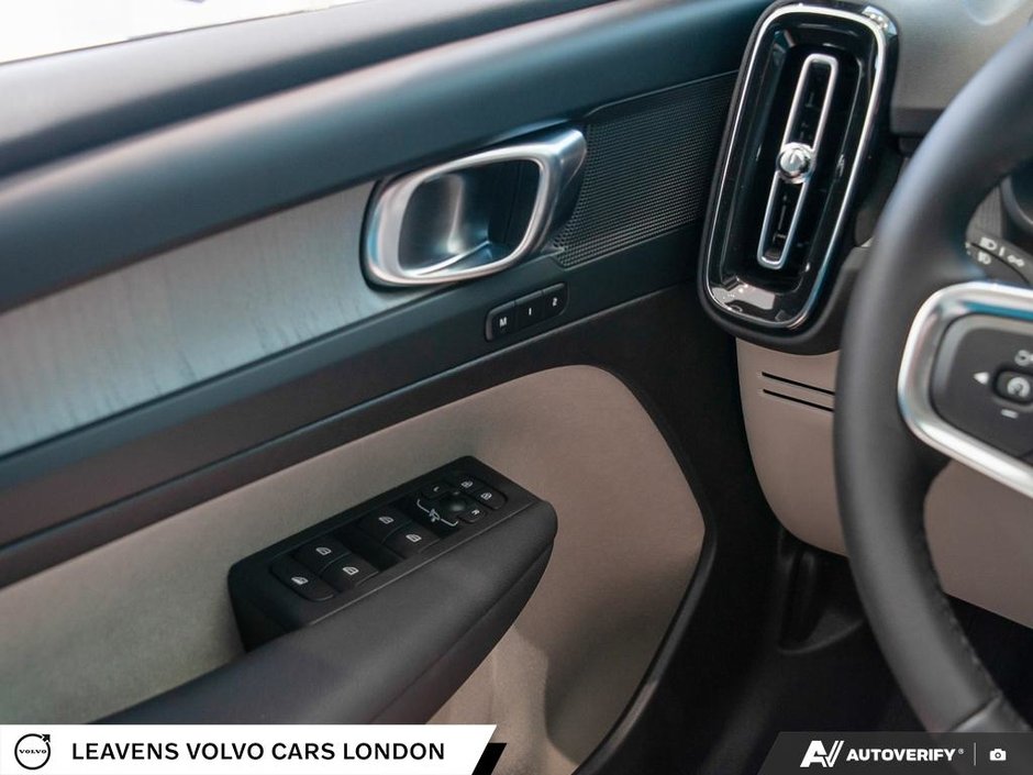 2026 Volvo XC40 PLUS DARK THEME-16