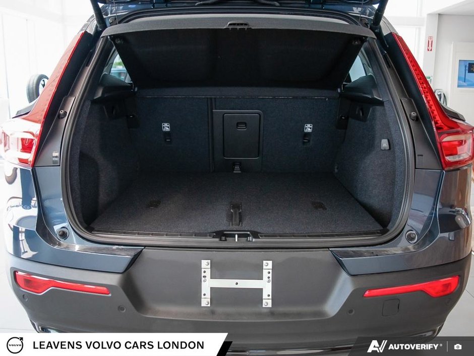 2026 Volvo XC40 PLUS DARK THEME-10