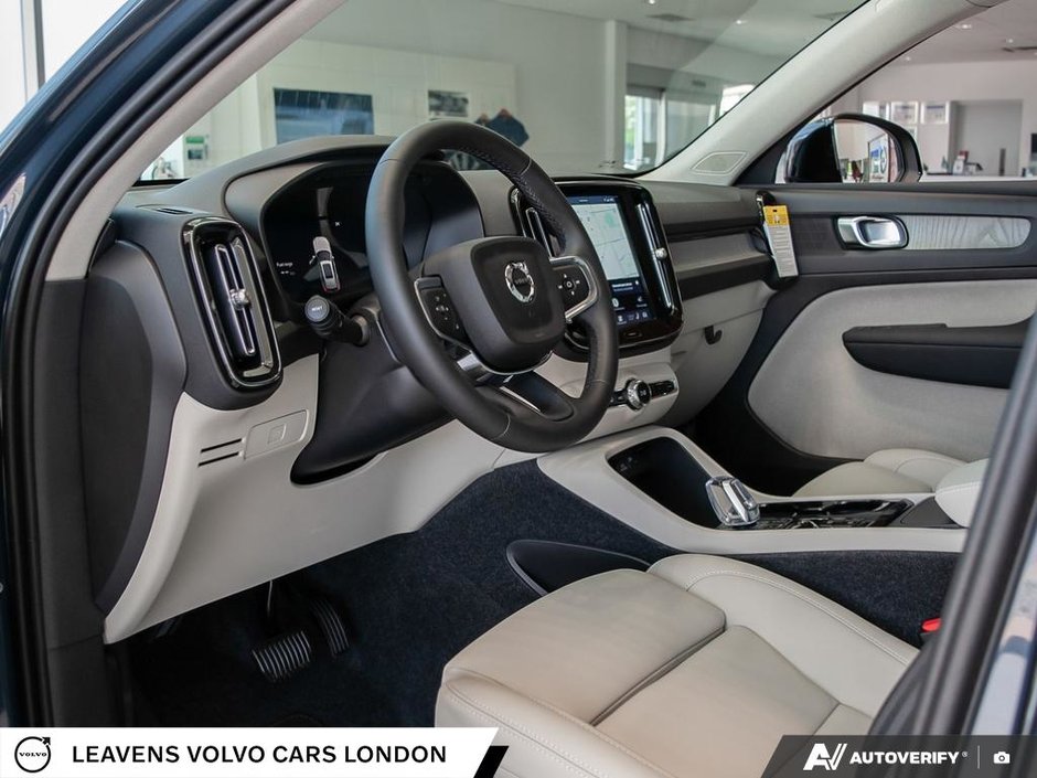 2026 Volvo XC40 PLUS DARK THEME-12