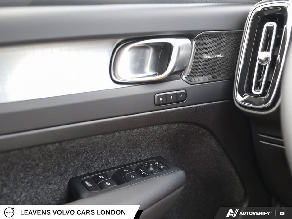 2026 Volvo XC40 ULTRA BLACK EDITION-16