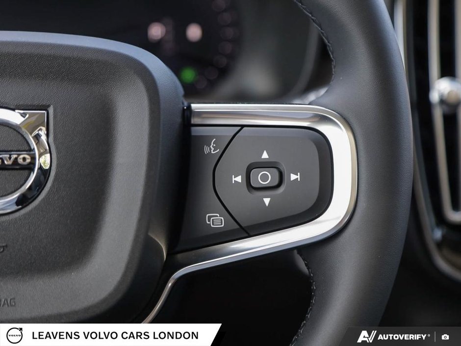 2026 Volvo XC40 PLUS DARK THEME-17