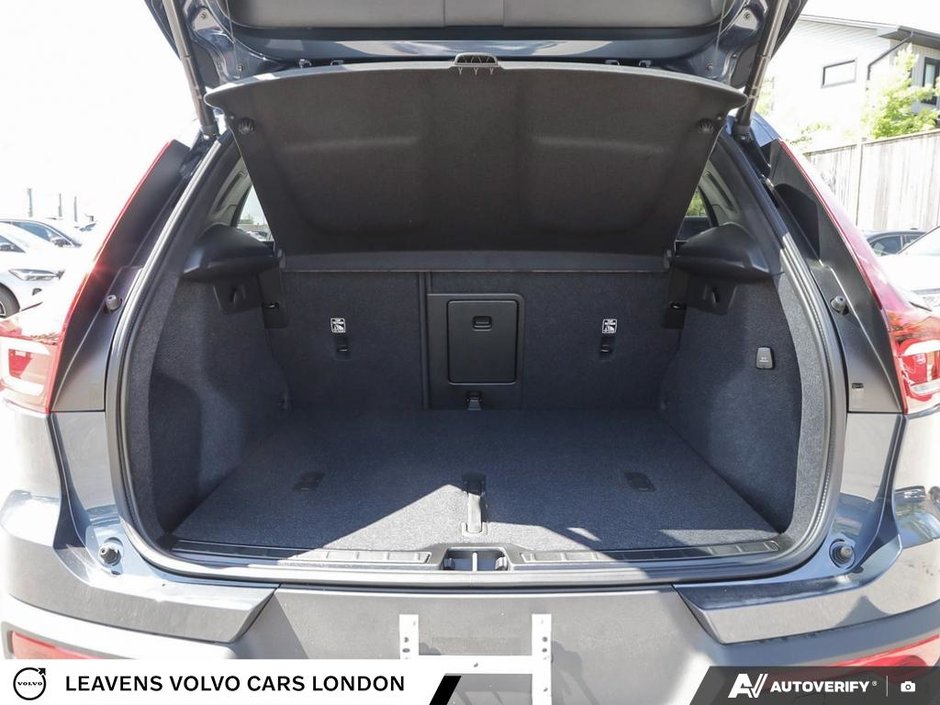 2026 Volvo XC40 PLUS DARK THEME-10