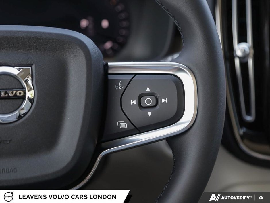 2026 Volvo XC40 PLUS DARK THEME-17