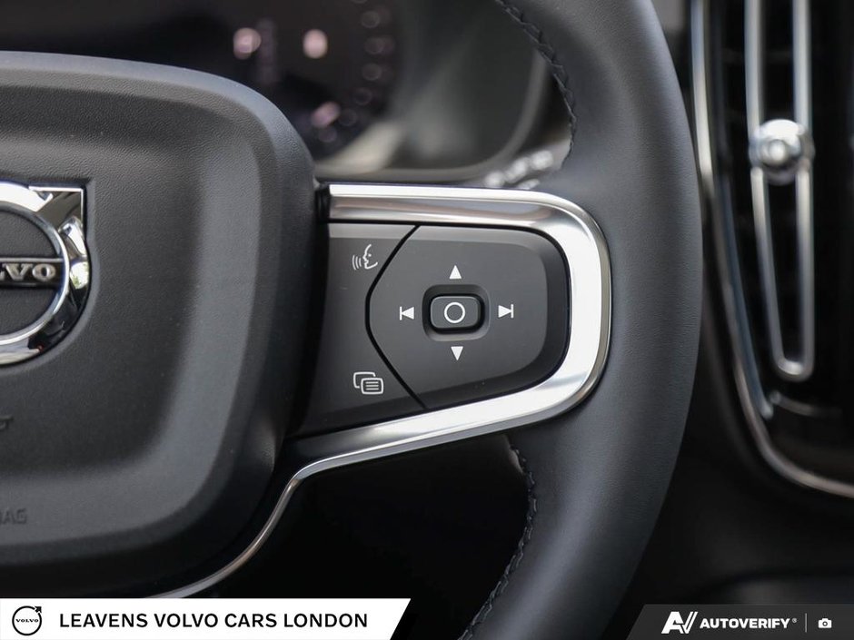 2026 Volvo XC40 PLUS DARK THEME-17