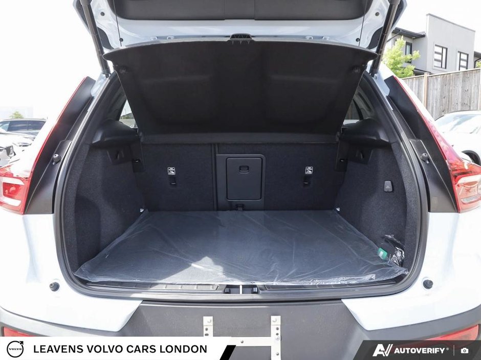 2026 Volvo XC40 PLUS DARK THEME-10