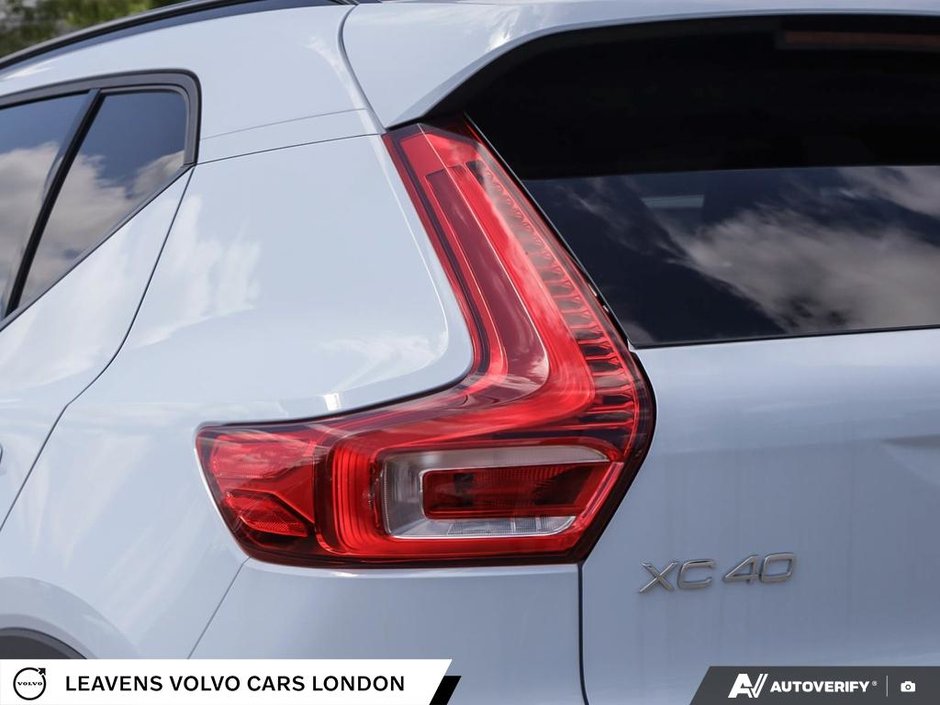 2026 Volvo XC40 PLUS DARK THEME-11