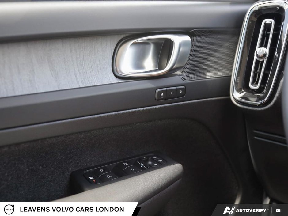 2026 Volvo XC40 PLUS DARK THEME-16