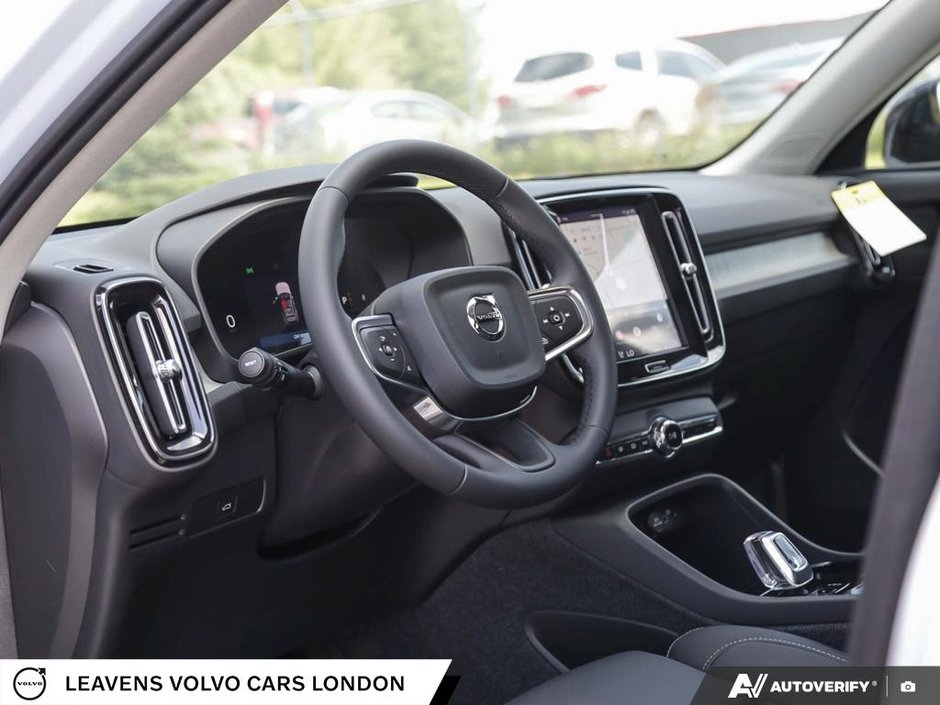2026 Volvo XC40 PLUS DARK THEME-12