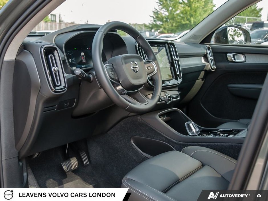 2026 Volvo XC40 PLUS DARK THEME-12