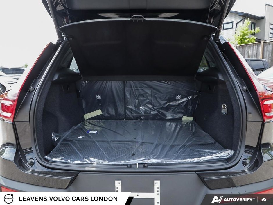 2026 Volvo XC40 ULTRA DARK THEME-10