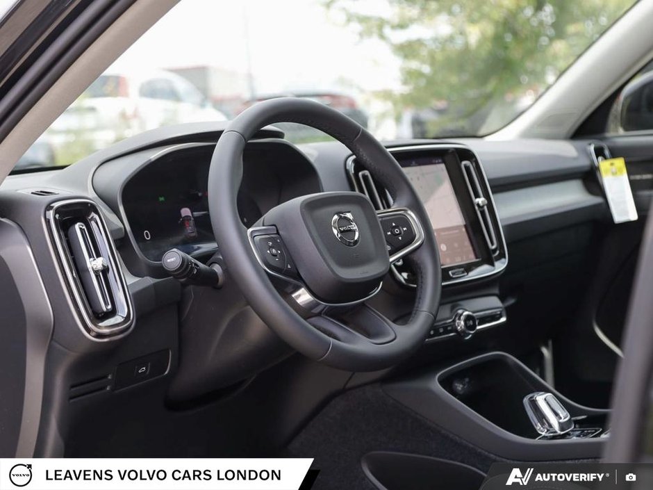 2026 Volvo XC40 ULTRA DARK THEME-12