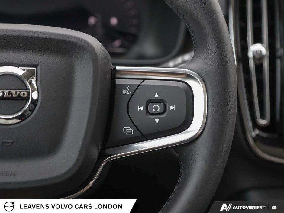 2026 Volvo XC40 ULTRA DARK THEME-17
