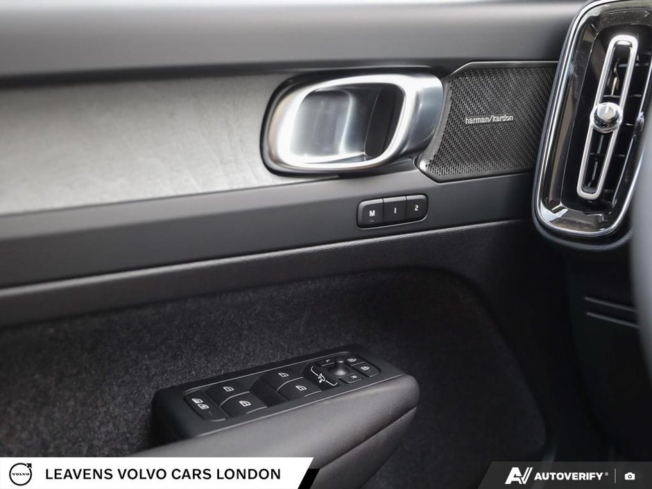 2026 Volvo XC40 ULTRA DARK THEME-16