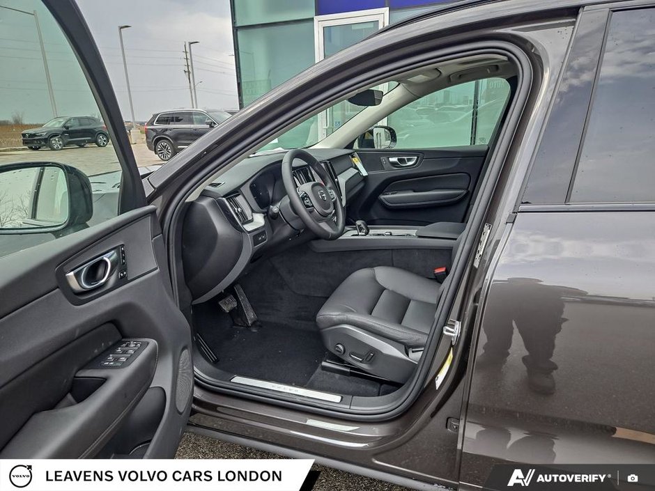 2025 Volvo XC60 PLUG-IN HYBRID PLUS DARK THEME-23