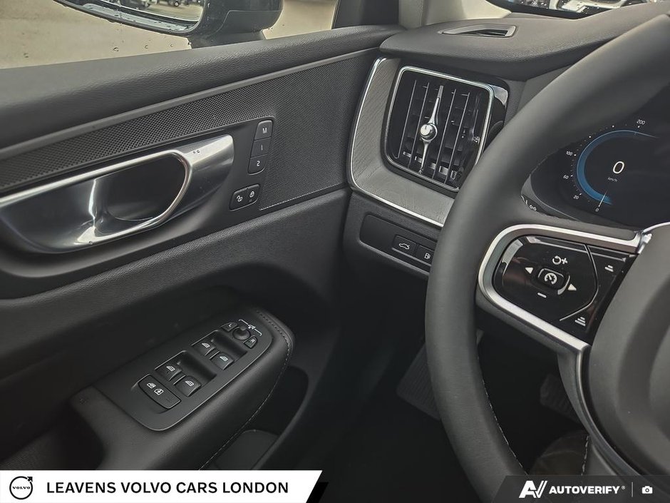 2025 Volvo XC60 PLUG-IN HYBRID PLUS DARK THEME-14