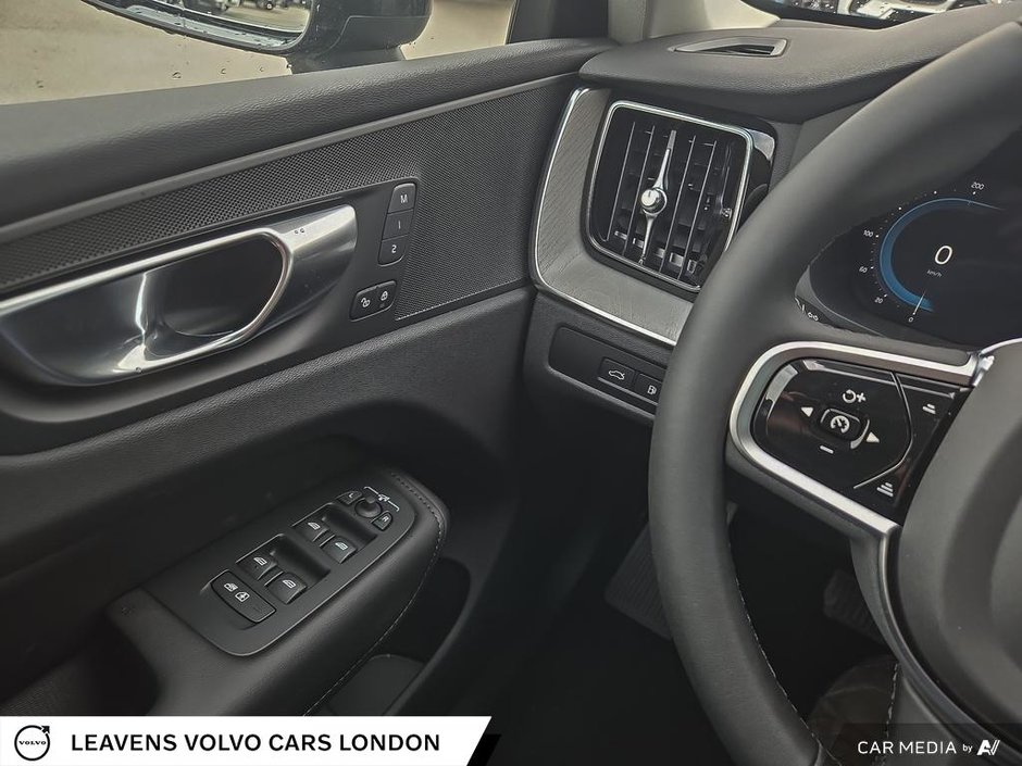 2025 Volvo XC60 Plug-in Hybrid PLUS DARK THEME-14