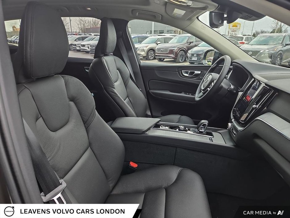 2025 Volvo XC60 Plug-in Hybrid PLUS DARK THEME-19