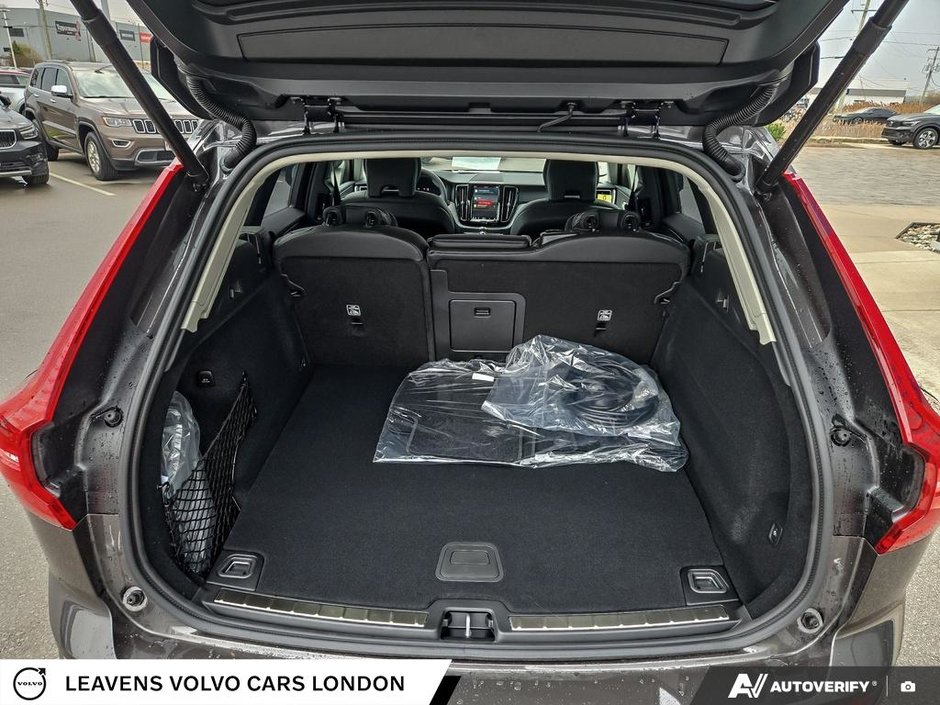 2025 Volvo XC60 PLUG-IN HYBRID PLUS DARK THEME-9