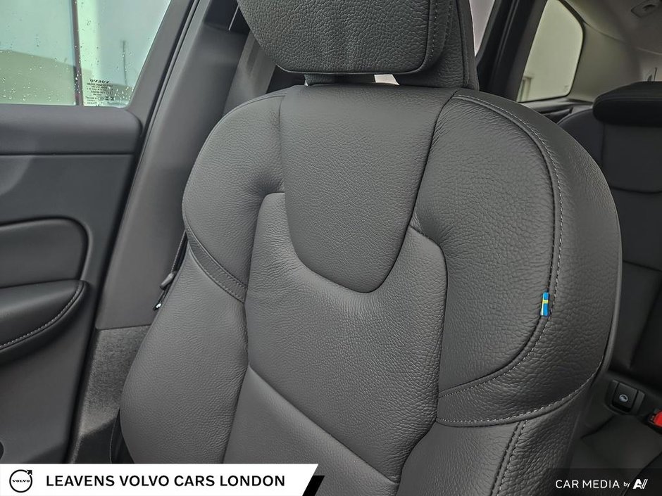 2025 Volvo XC60 Plug-in Hybrid PLUS DARK THEME-17