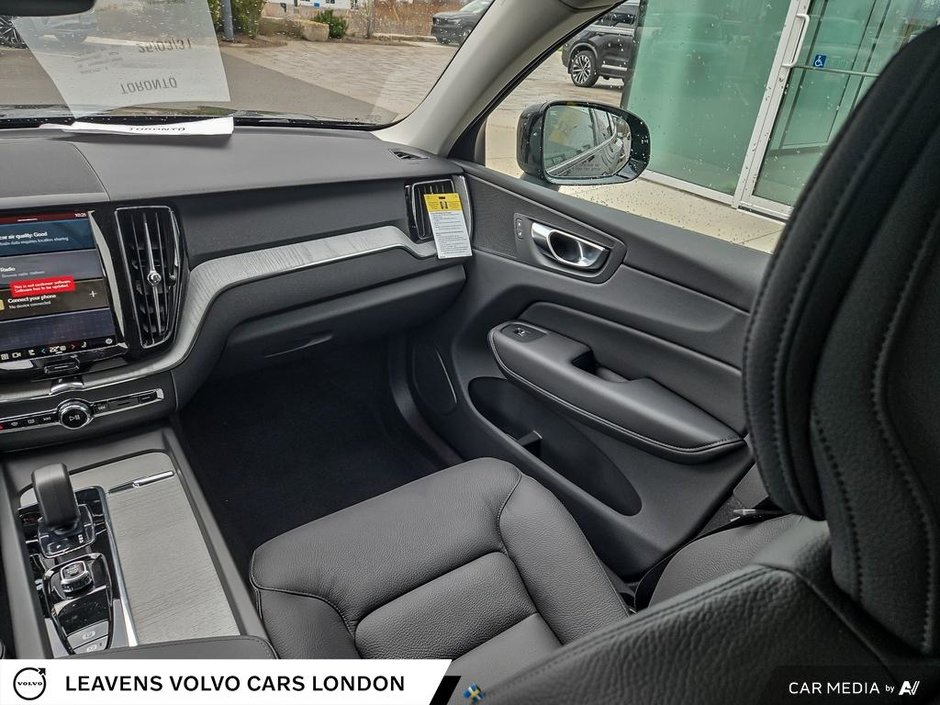 2025 Volvo XC60 Plug-in Hybrid PLUS DARK THEME-22